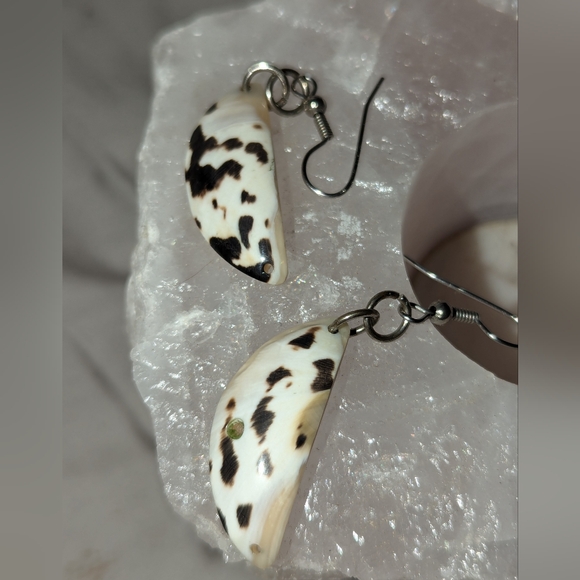 West Indian Magpie shell earrings - handmade in the Caribbean - Picture 12 of 14